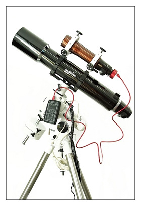 Un telescop dotat pentru astrofotografie, cu autoghidaj, gata de inceperea sesiunii de astrofotografie