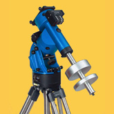 Montura ecuatoriala profesionala GM 2000 de la 10 Micron poate sustine telescoape astronomice mari pentru astrofotografie